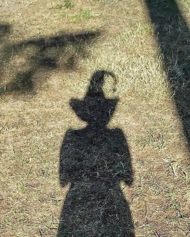 Ombre d'Adeline Wolfangel, la Sorcière aux pieds nus, coiffée d'un chapeau pointu